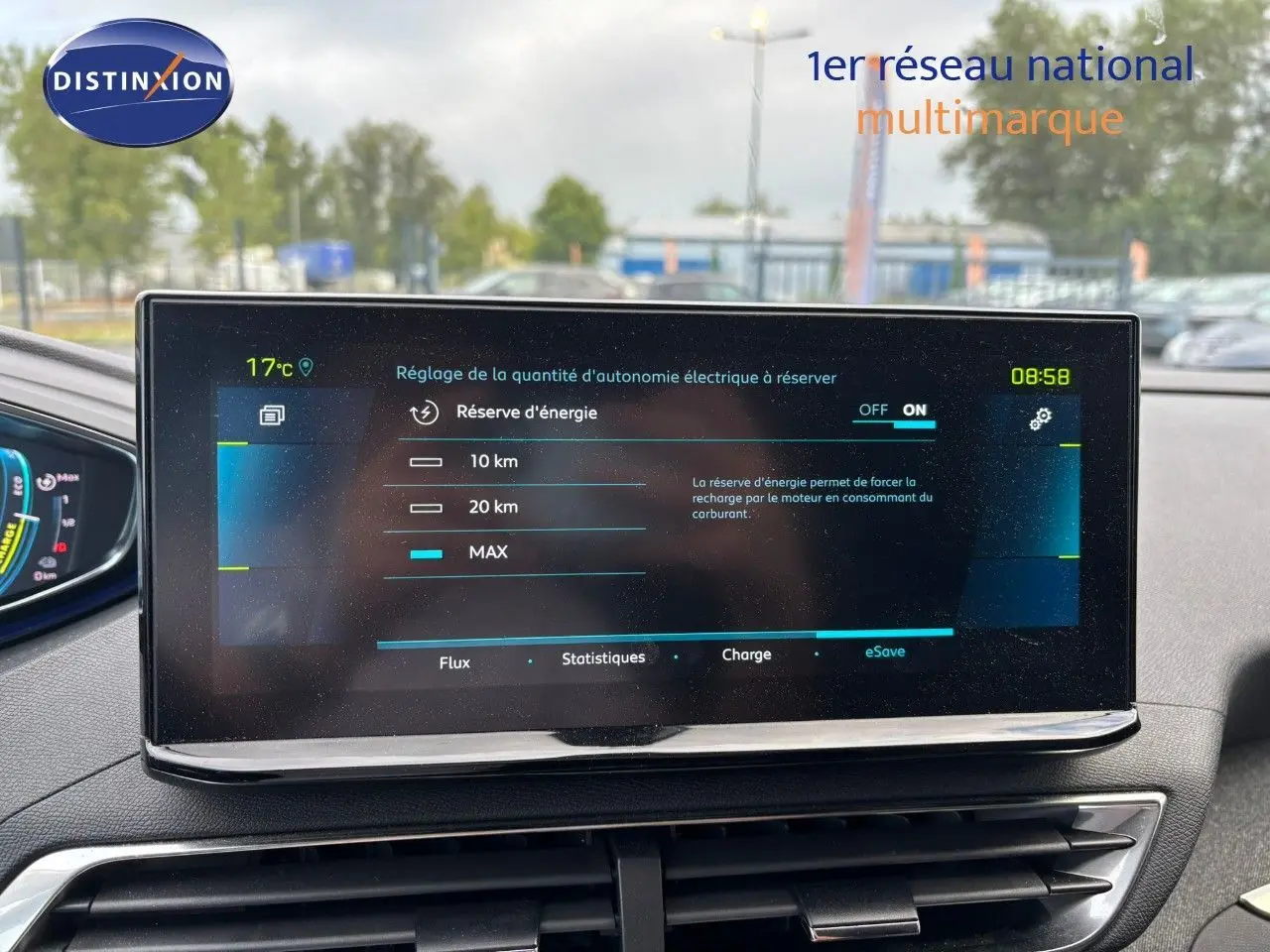 Écran central du Peugeot 3008 bleu Célèbes affichant la gestion de la réserve d'énergie électrique en intérieur.