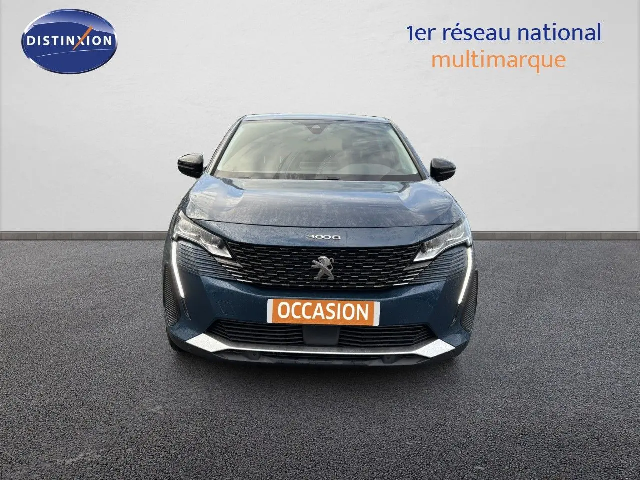 Vue avant d'un Peugeot 3008 hybride rechargeable bleu Célèbes avec calandre noire et feux LED allumés.