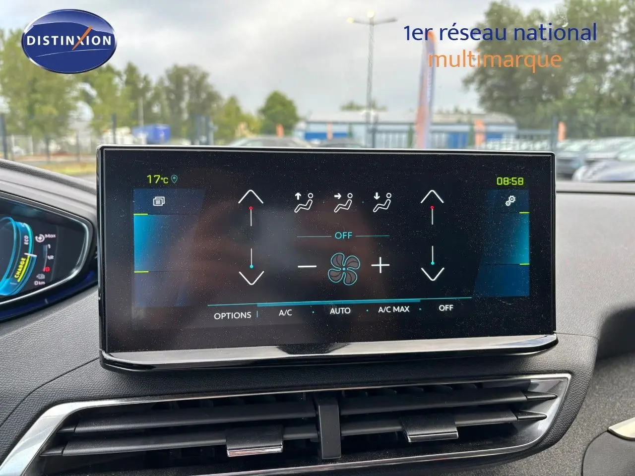 Écran tactile du système de climatisation du Peugeot 3008 hybride 2022, vue intérieure centrée sur la console.