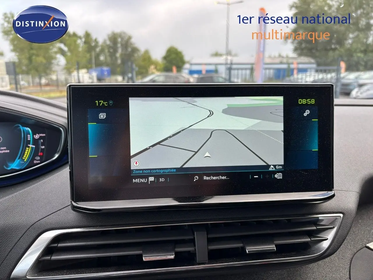 Écran tactile central du Peugeot 3008 hybride bleu Célèbes, affichant la navigation, vue intérieure avant.