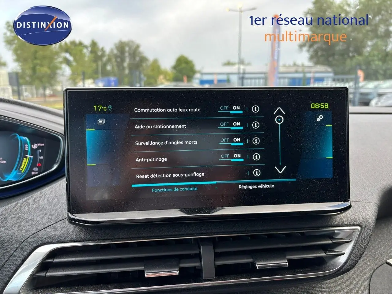 Écran central tactile du Peugeot 3008 2022 bleu Célèbes affichant les aides à la conduite activées.