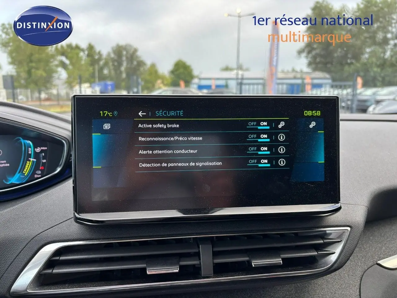 Écran tactile central du tableau de bord du Peugeot 3008 hybride rechargeable 2022 affichant les options de sécurité activées.