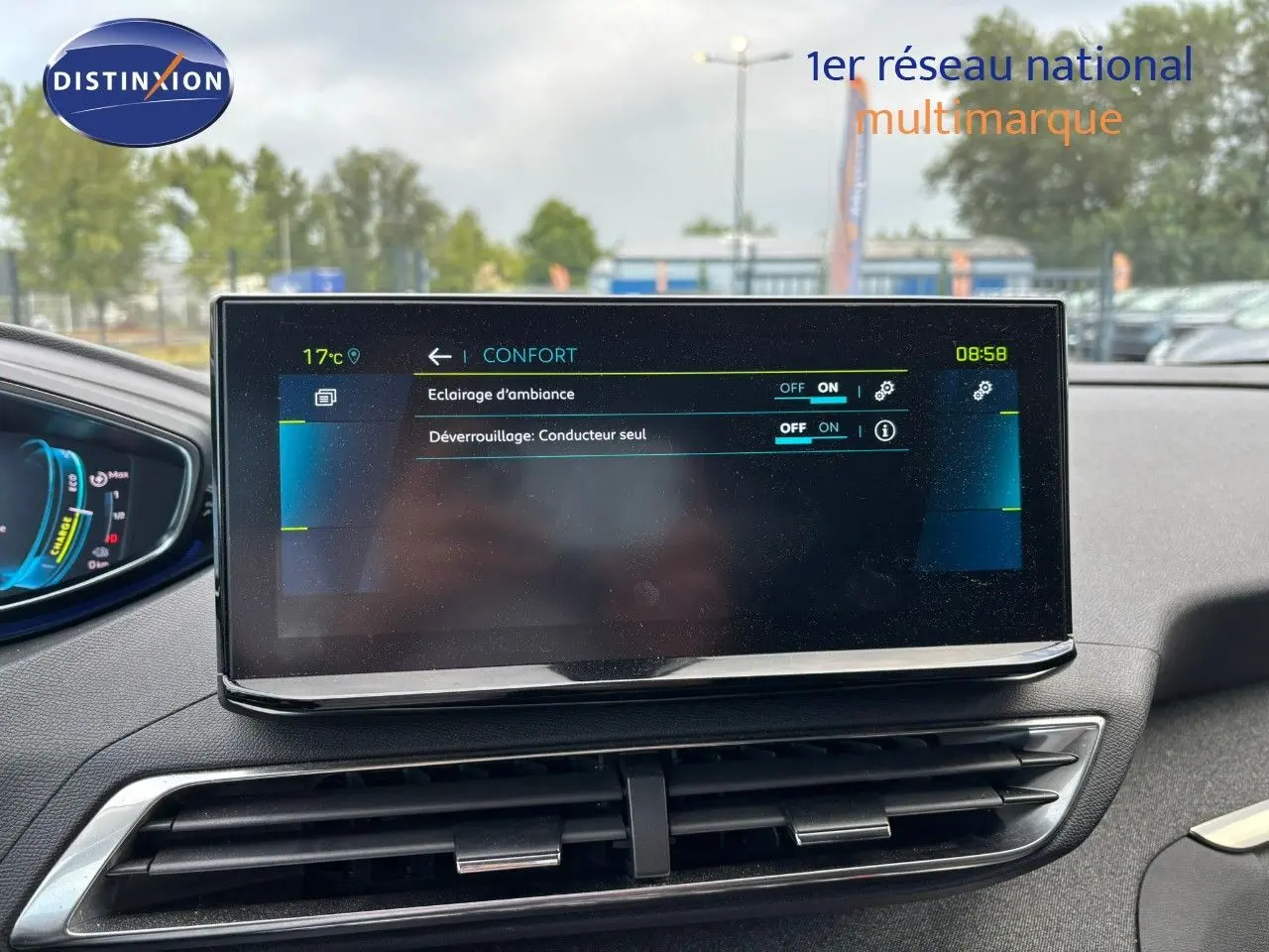 Écran tactile central du Peugeot 3008 bleu Celebes affichant les réglages de confort intérieur, vue de face