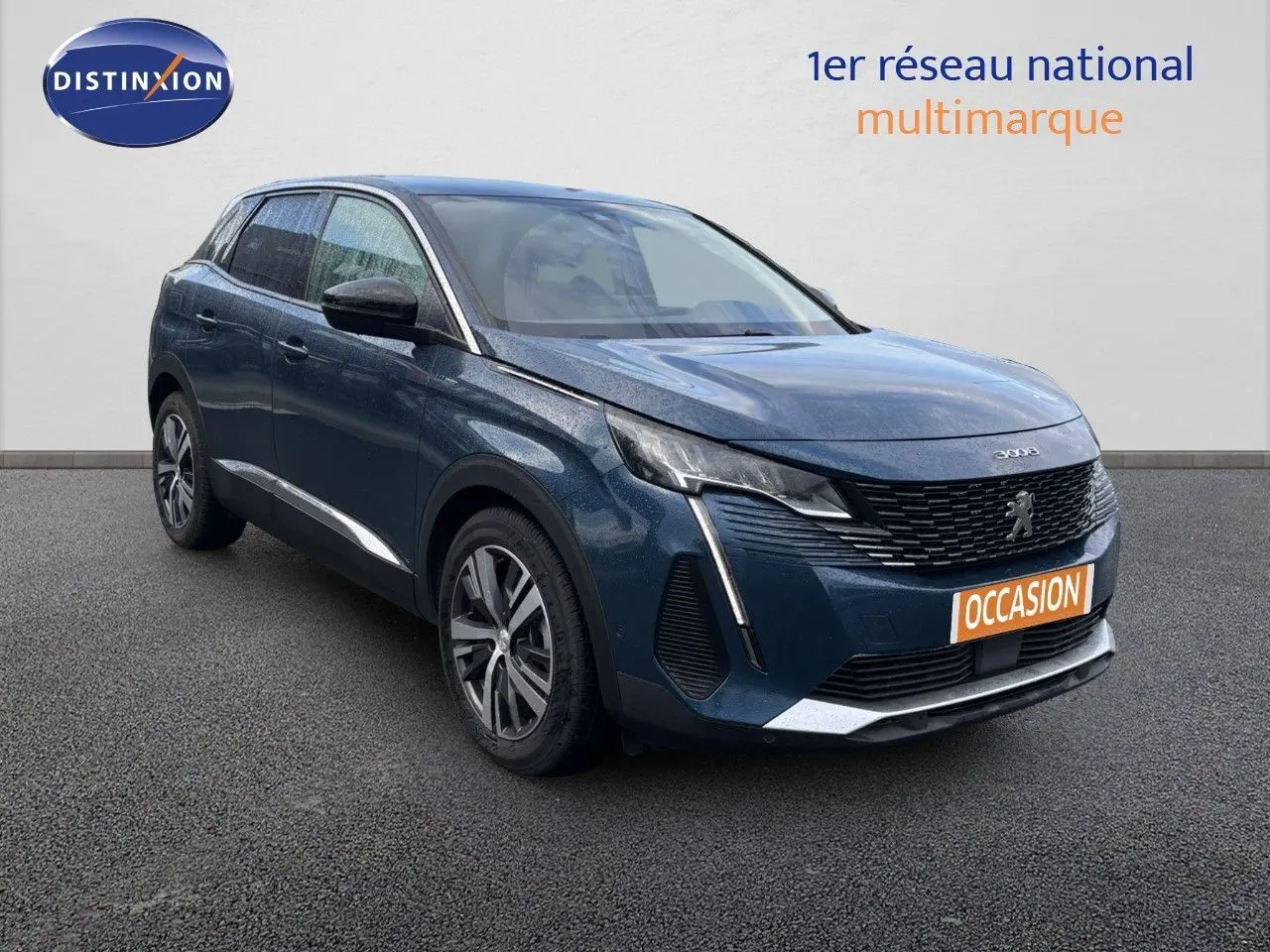 Peugeot 3008 hybride rechargeable bleu Célèbes en 3/4 avant droit avec calandre noire et jantes alliage.
