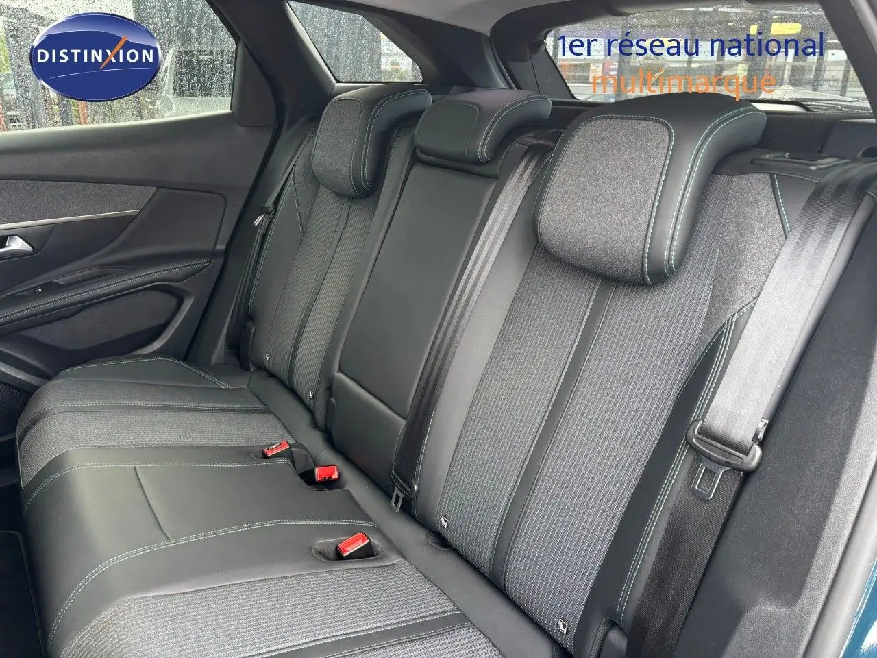Vue intérieure de la banquette arrière du Peugeot 3008 hybride bleu Celebes avec sièges bi-matière et ceintures visibles.