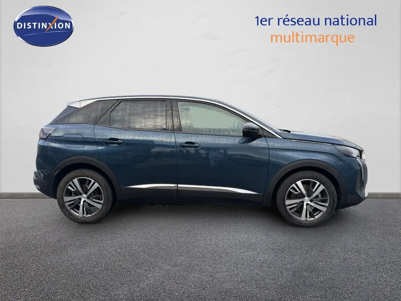 Profil côté gauche d'un Peugeot 3008 hybride rechargeable 2022 en bleu Celebes avec jantes alliage bicolores.