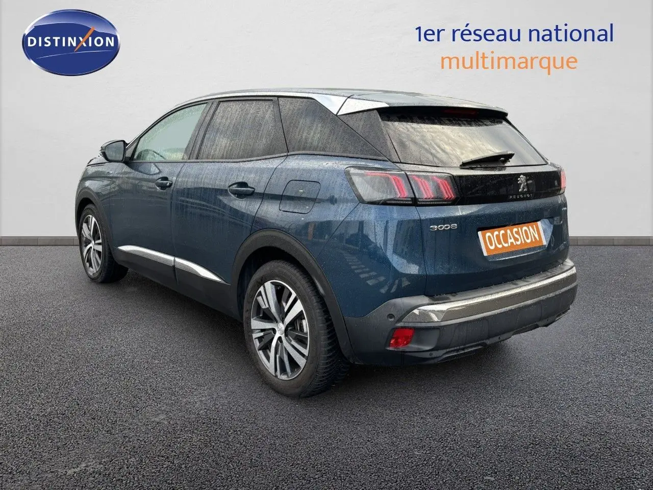 Peugeot 3008 bleu Célèbes en 3/4 arrière droit, SUV hybride rechargeable avec jantes alliage et feux LED distinctifs.