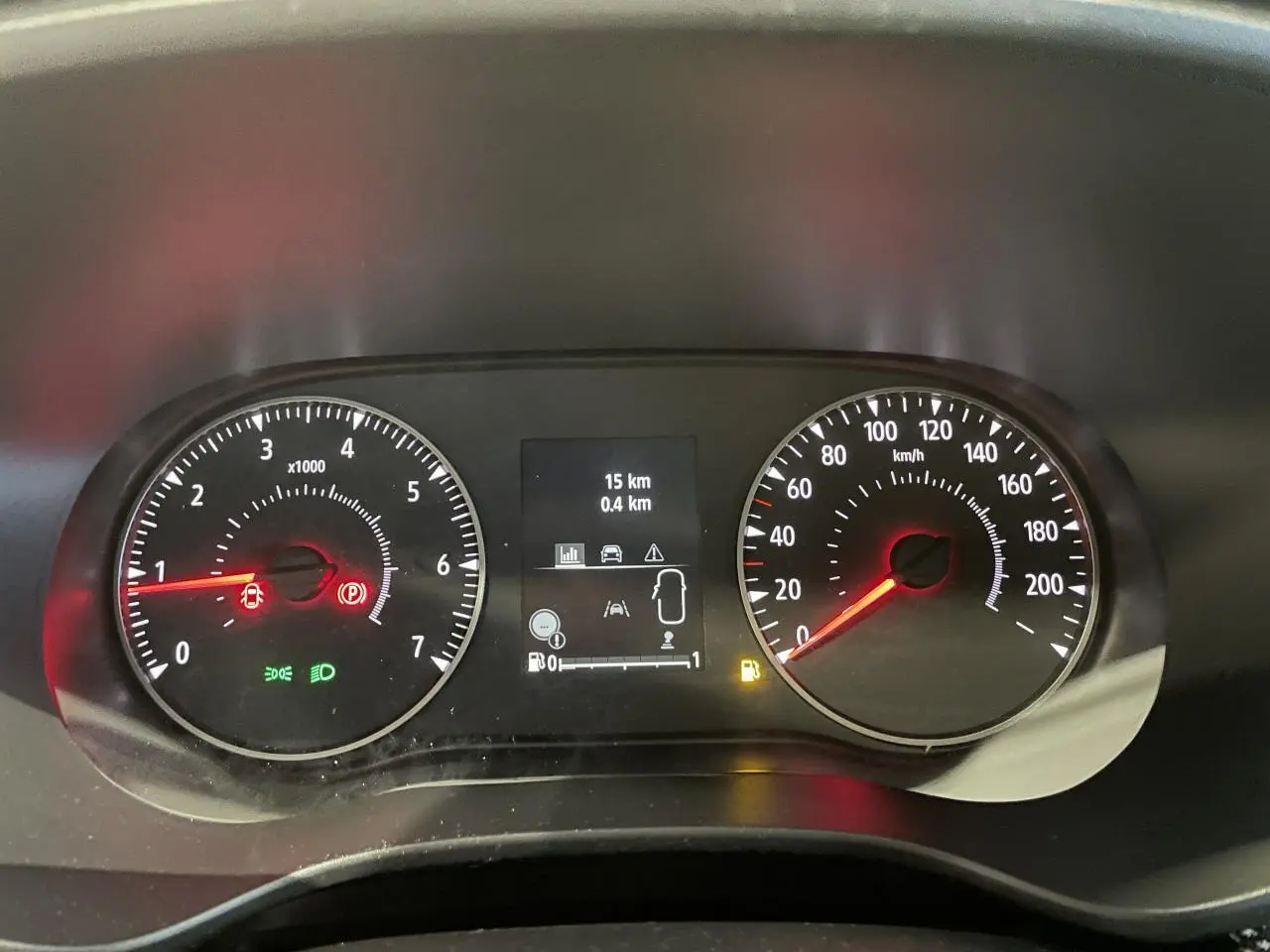 Vue rapprochée du tableau de bord numérique de la Dacia Sandero TCe 90 Stepway 2025 avec compteurs analogiques et voyants allumés.