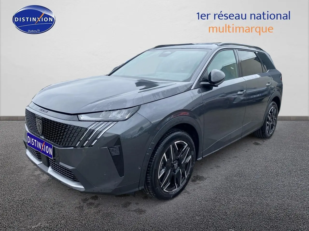 Peugeot 5008 Hybrid 145 allure e-dcs6 gris titane en 3/4 avant droit avec jantes alu et calandre distinctive.