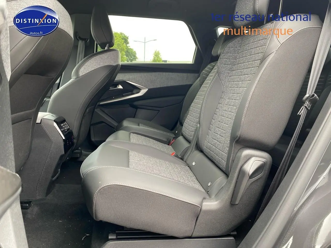 Vue latérale des sièges arrière en tissu gris et cuir noir du Peugeot 5008 Hybrid 145 allure e-dcs6 2025.