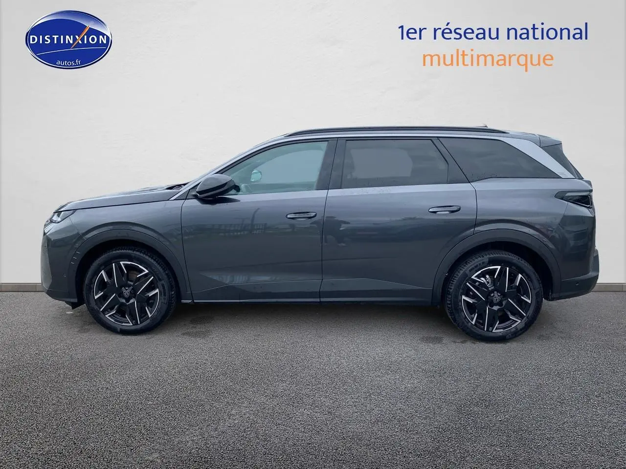 Vue de profil côté gauche d’un Peugeot 5008 gris titane avec jantes alliage et toit noir.