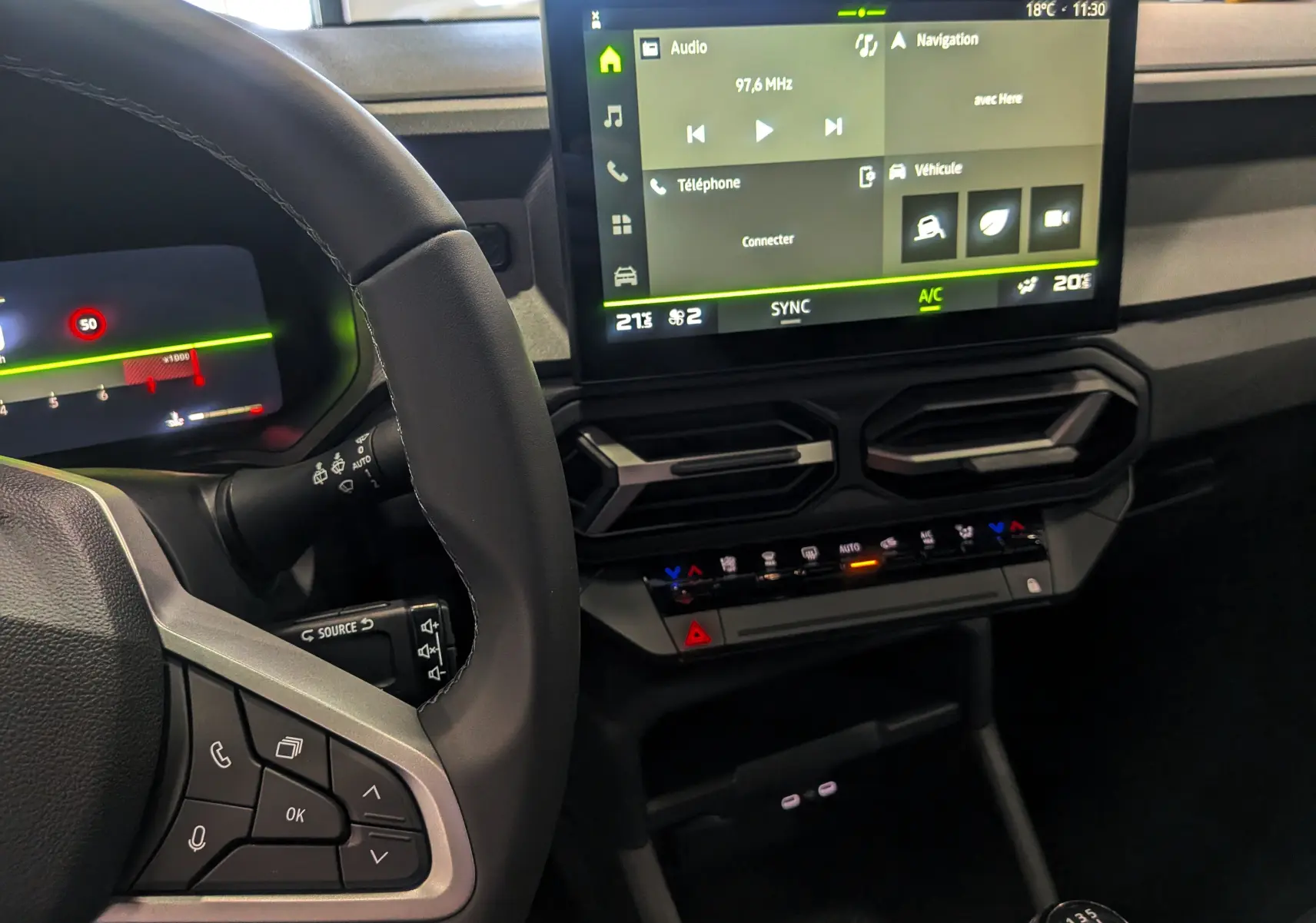 Vue intérieure du tableau de bord et volant du Dacia Bigster 2026 avec écran tactile et commandes au volant.