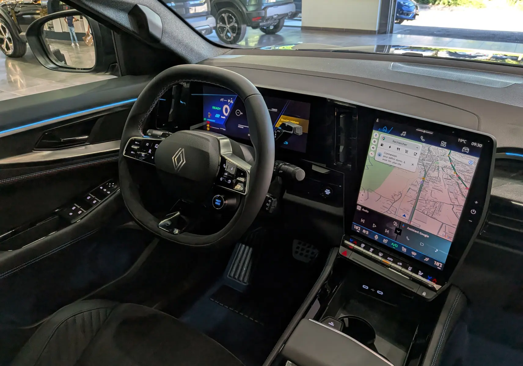 Vue intérieure côté conducteur du Renault Rafale gris Schiste 2026, tableau de bord numérique et grand écran tactile central.