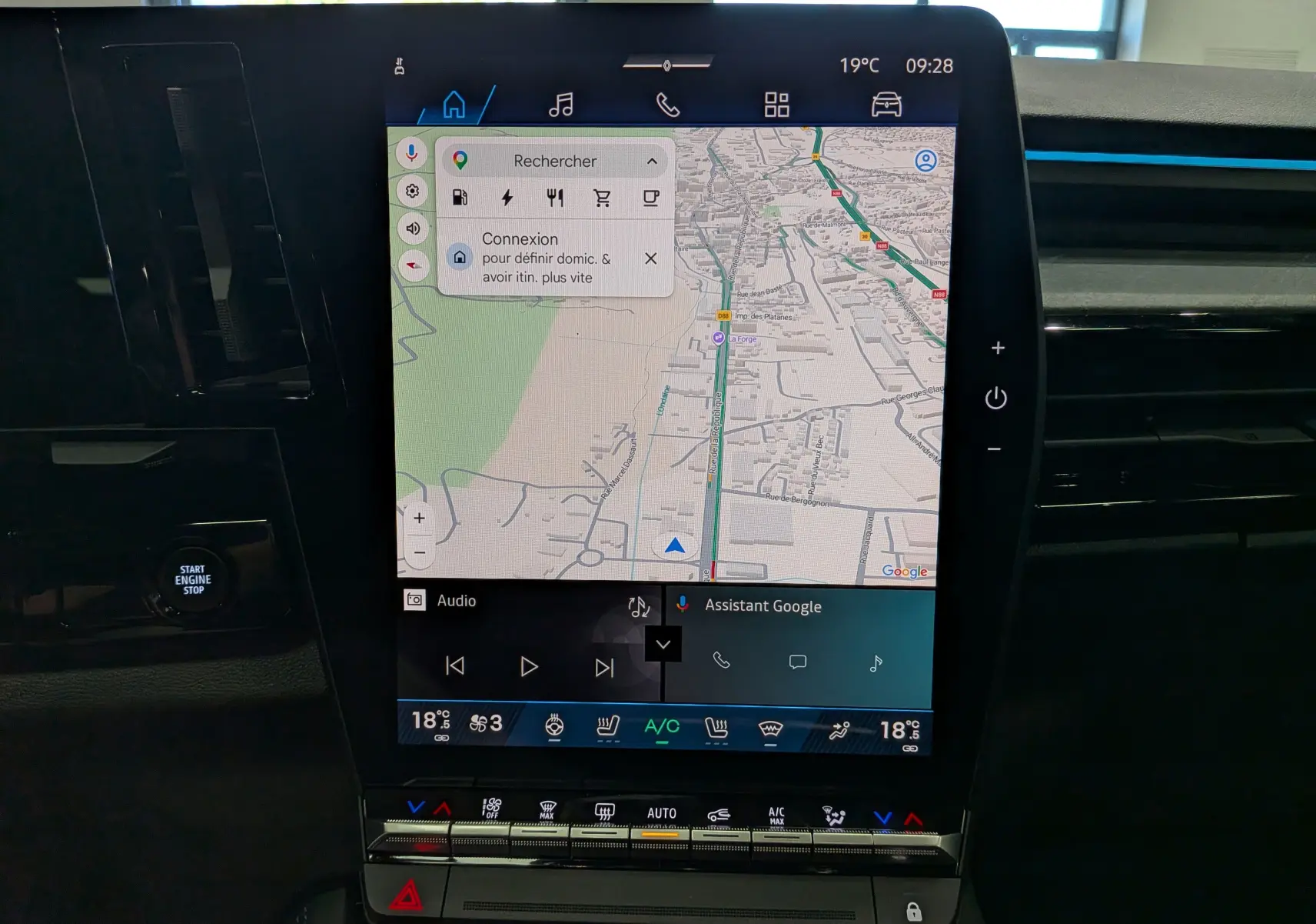Écran central tactile du Renault Rafale 2026 affichant la navigation GPS avec commandes climatisation et audio intégrées.