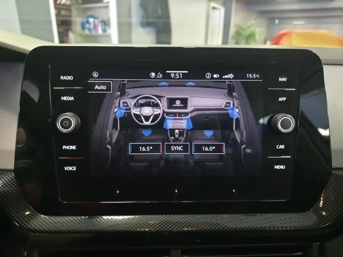Écran tactile central du Volkswagen T-Cross 2025 affichant les réglages de climatisation bi-zone.