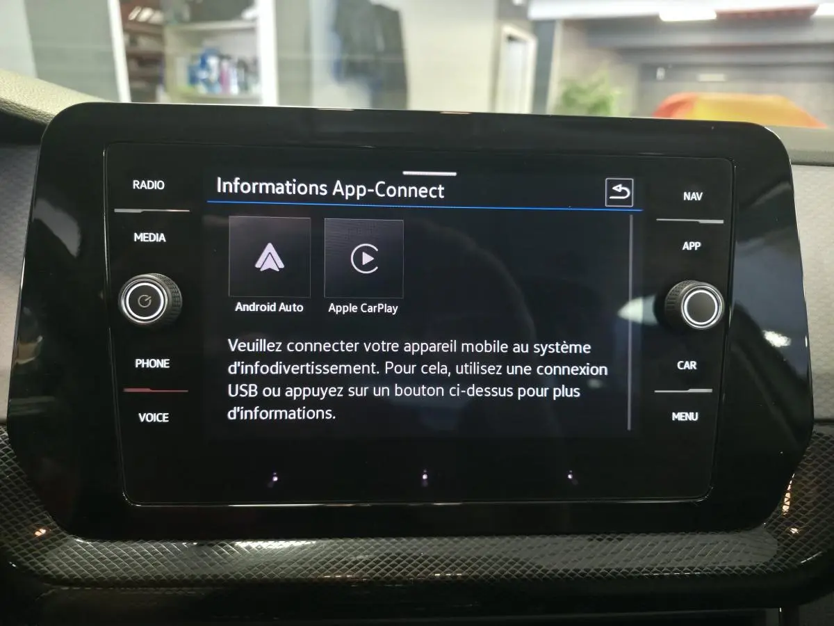 Écran tactile central du Volkswagen T-Cross gris 2025 affichant l'interface App-Connect en intérieur.