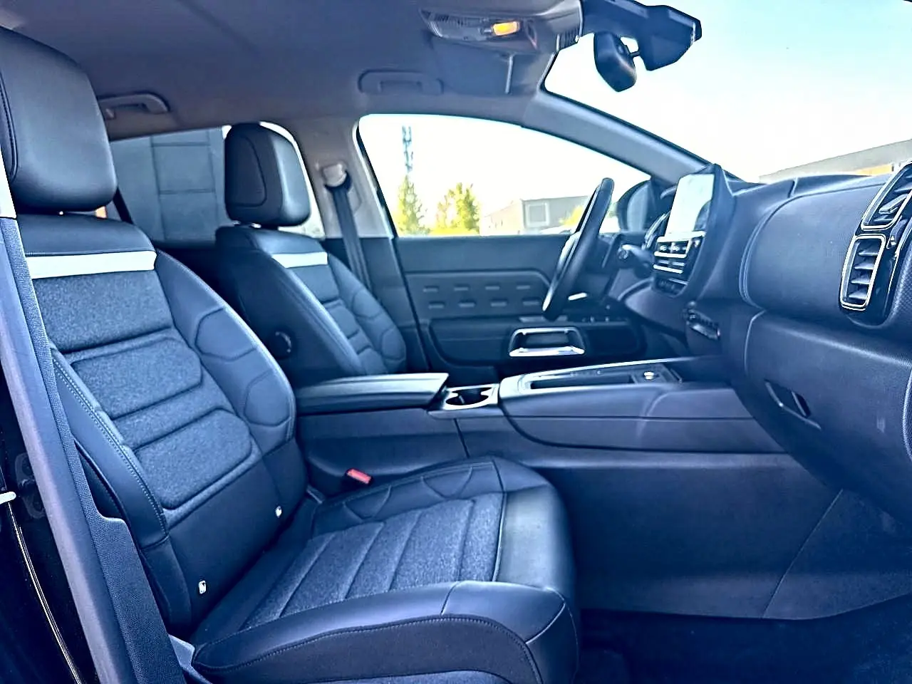 Vue intérieure côté droit du Citroën C5 Aircross 2025 noir, montrant les sièges avant et la console centrale.
