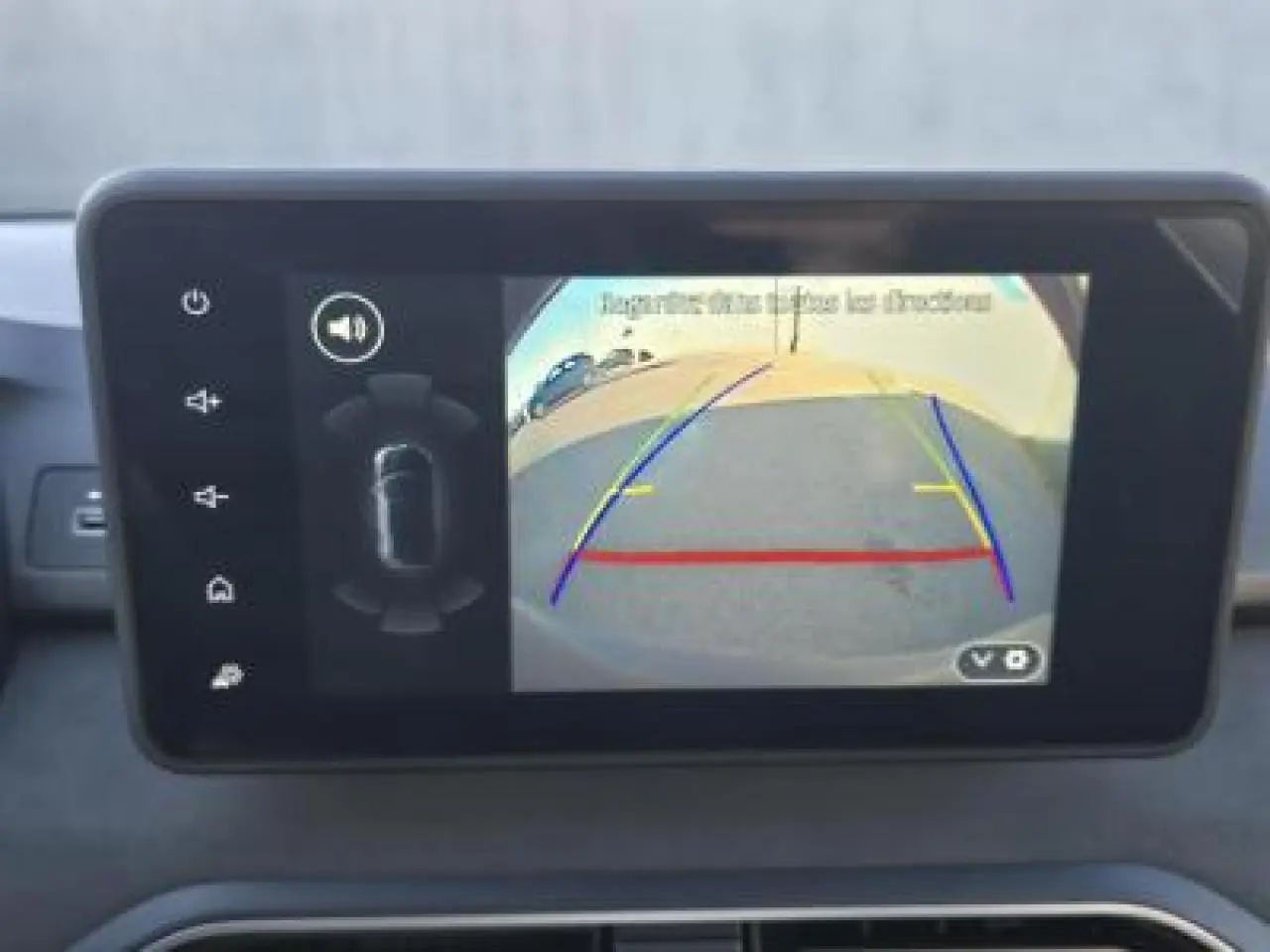 Écran tactile du système multimédia Dacia Sandero Stepway 2025 montrant la caméra de recul avec lignes de guidage colorées.