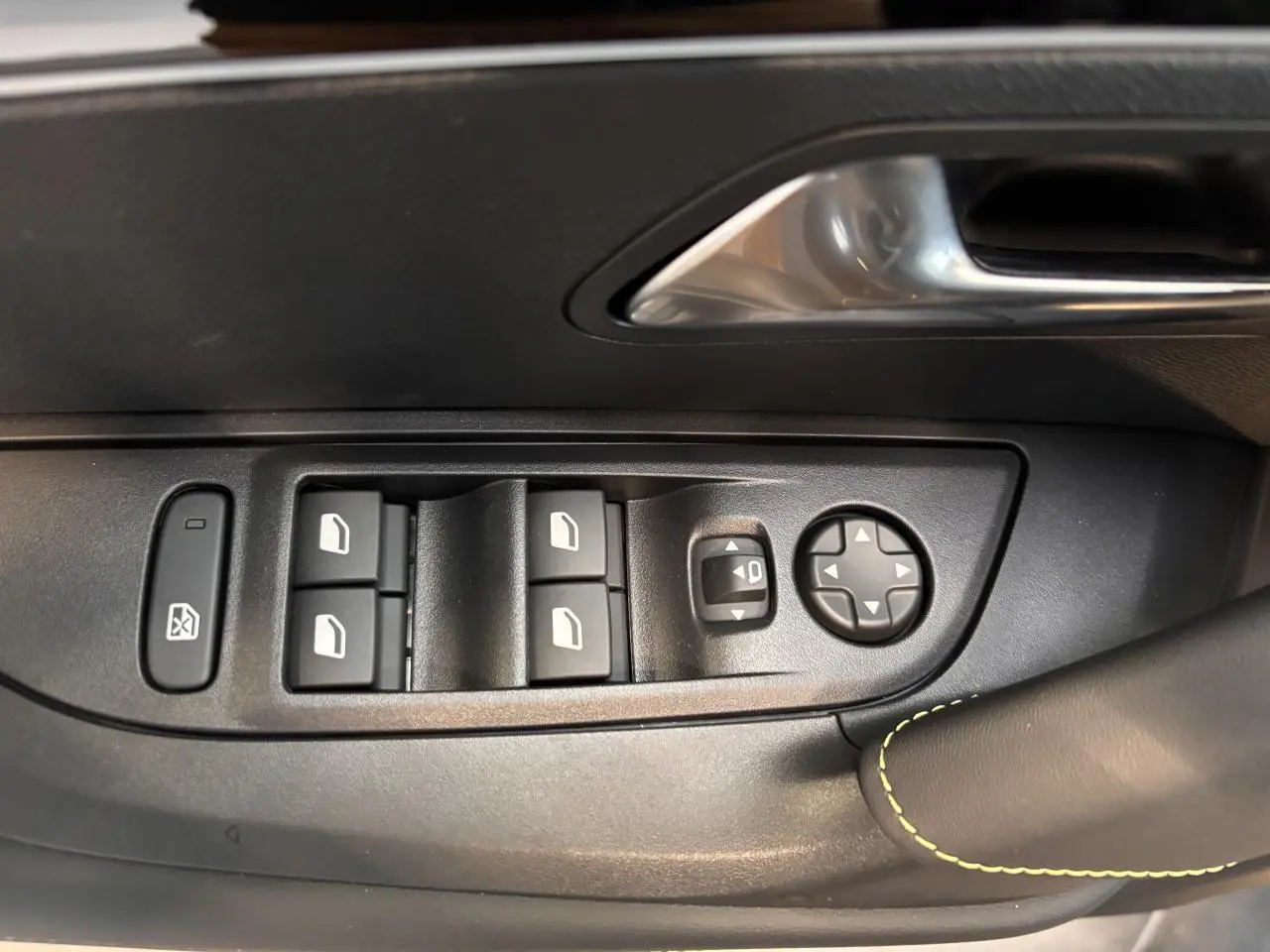 Commande des vitres électriques et réglage des rétroviseurs côté conducteur sur porte noire du Peugeot 2008 GT hybride 2025.