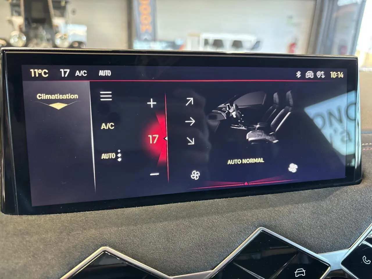 Écran tactile intérieur du DS3 Crossback 2024 montrant la climatisation réglée à 17°C avec interface moderne.