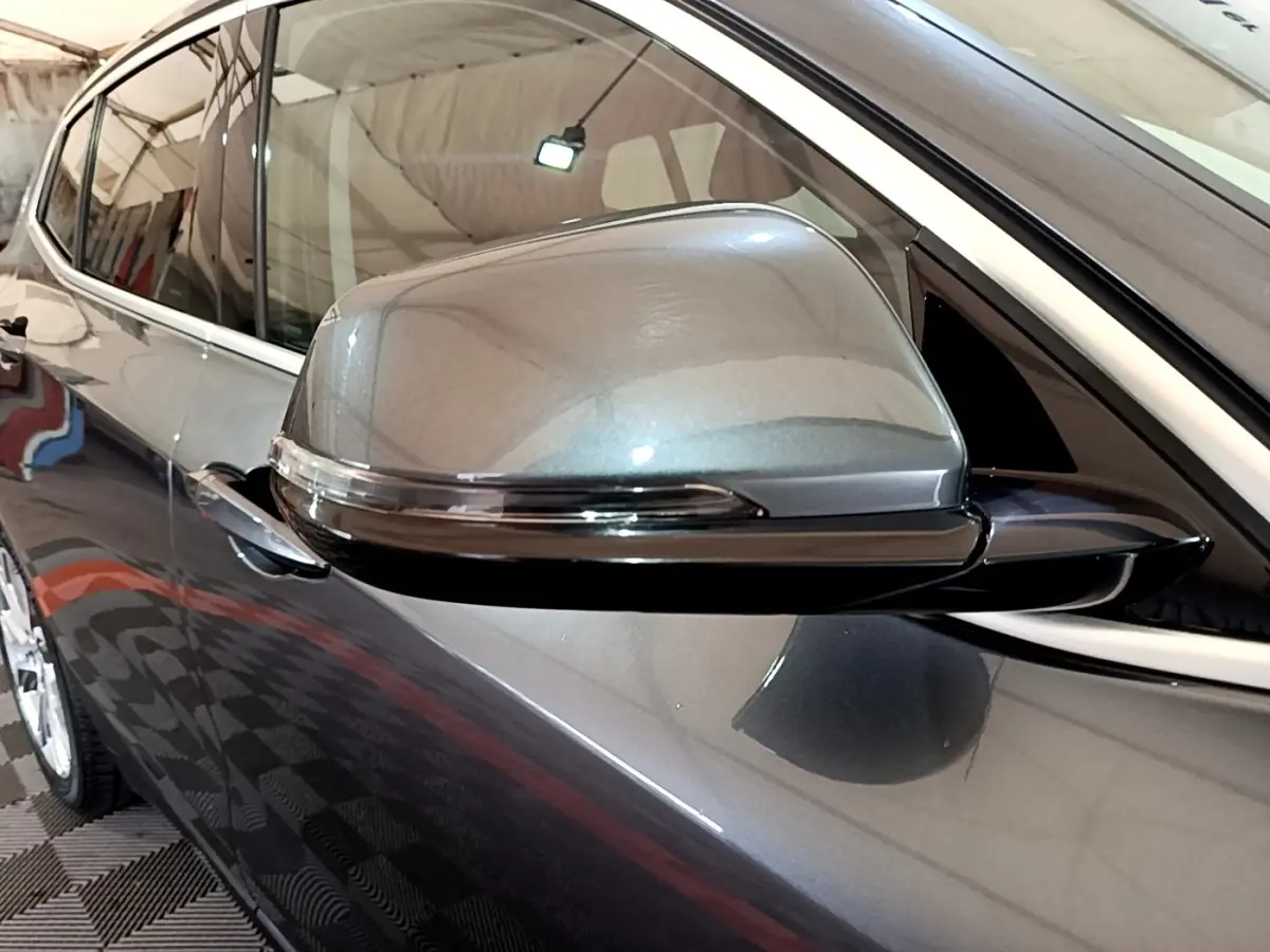 Rétroviseur côté gauche gris métallisé de BMW X2 xDrive25e Business Design 2020, vue rapprochée sur la portière et la vitre.