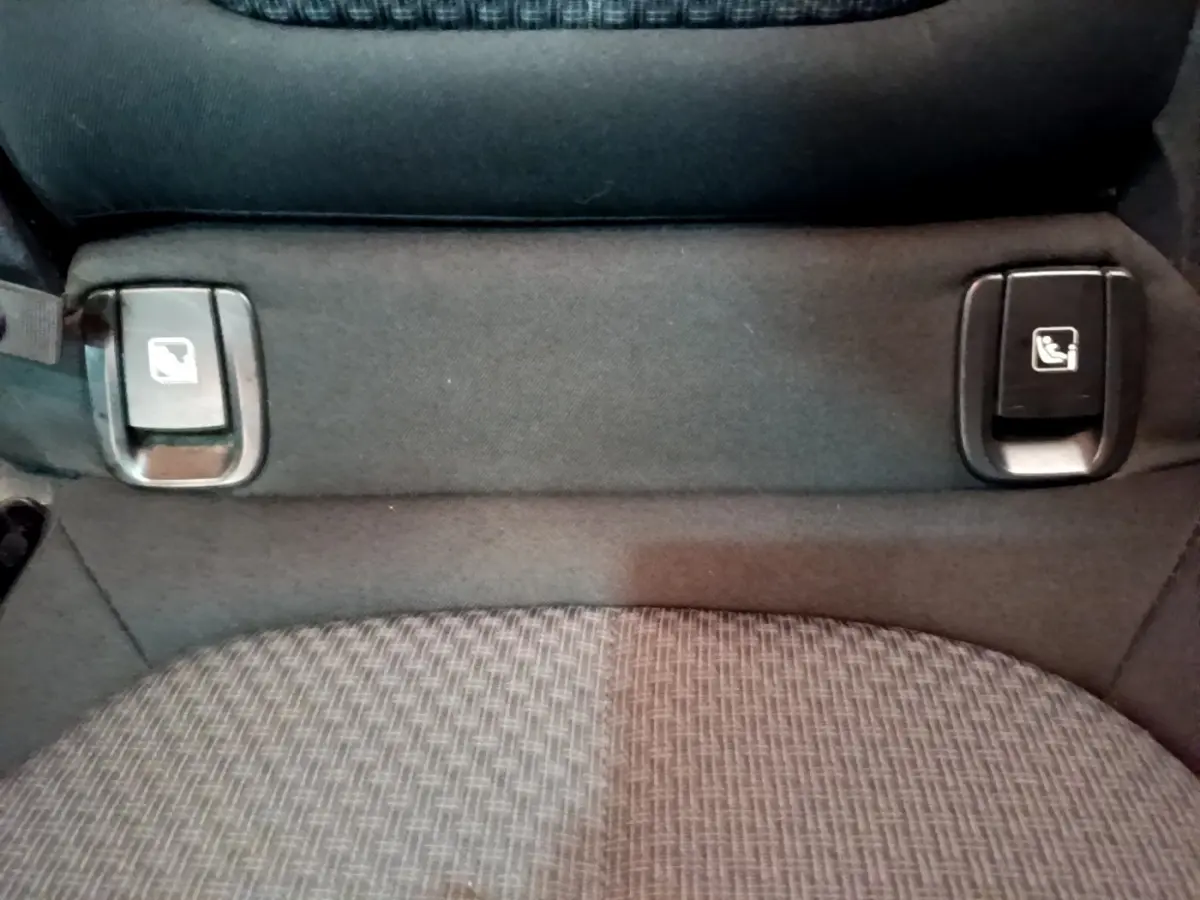 Détail des commandes d'ancrage ISOFIX sur la banquette arrière du BMW X2 xDrive25e Business Design 2020.