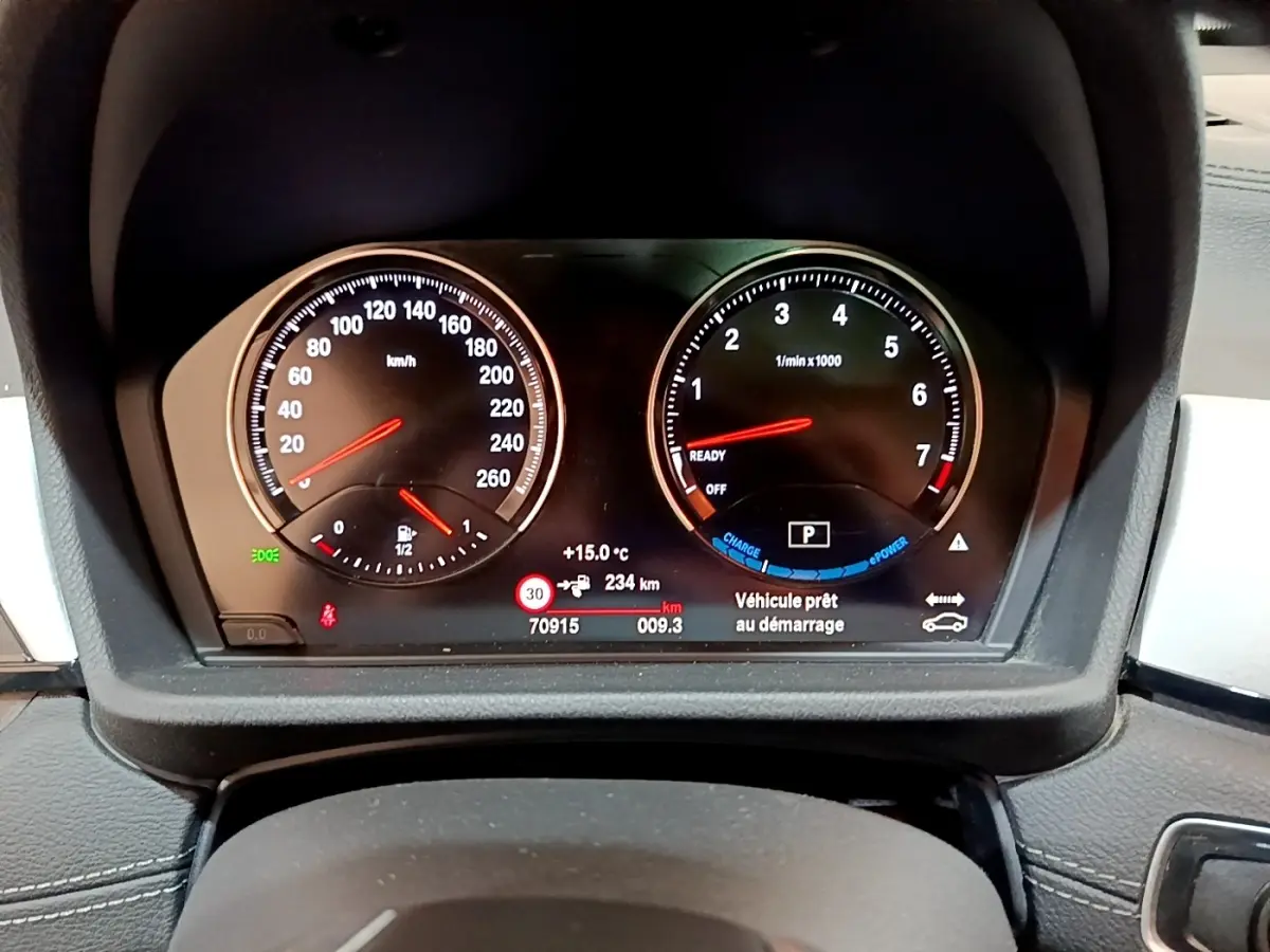 Vue intérieure rapprochée du tableau de bord et volant cuir alu de la BMW X2 xDrive25e Business Design 2020.