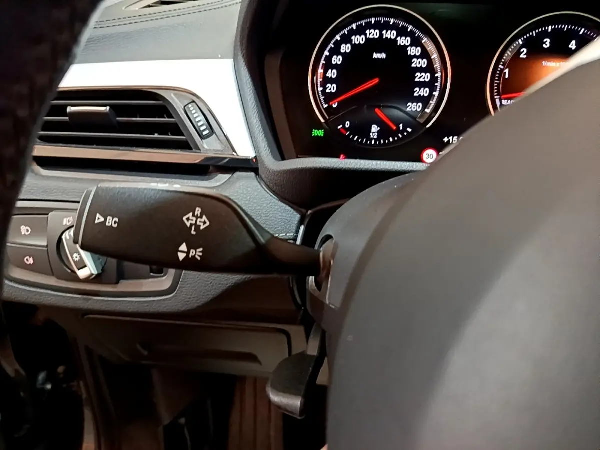 Gros plan sur le combiné d'instruments et la commande de clignotants côté gauche du BMW X2 hybride rechargeable 2020.