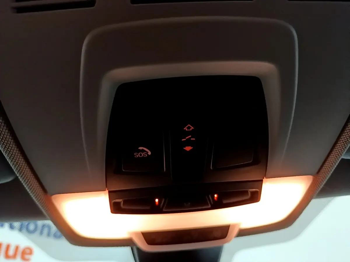 Vue intérieure du plafonnier de la BMW X2 xDrive25e 2020 avec éclairage et bouton SOS visible.