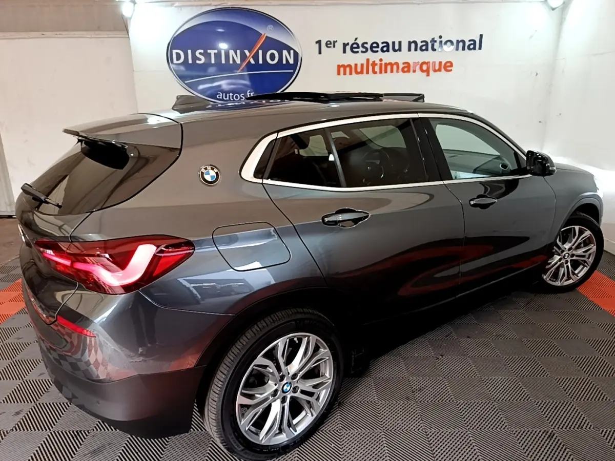 Vue 3/4 arrière droite d’un BMW X2 hybride rechargeable gris métallisé avec feux LED et jantes alliage.