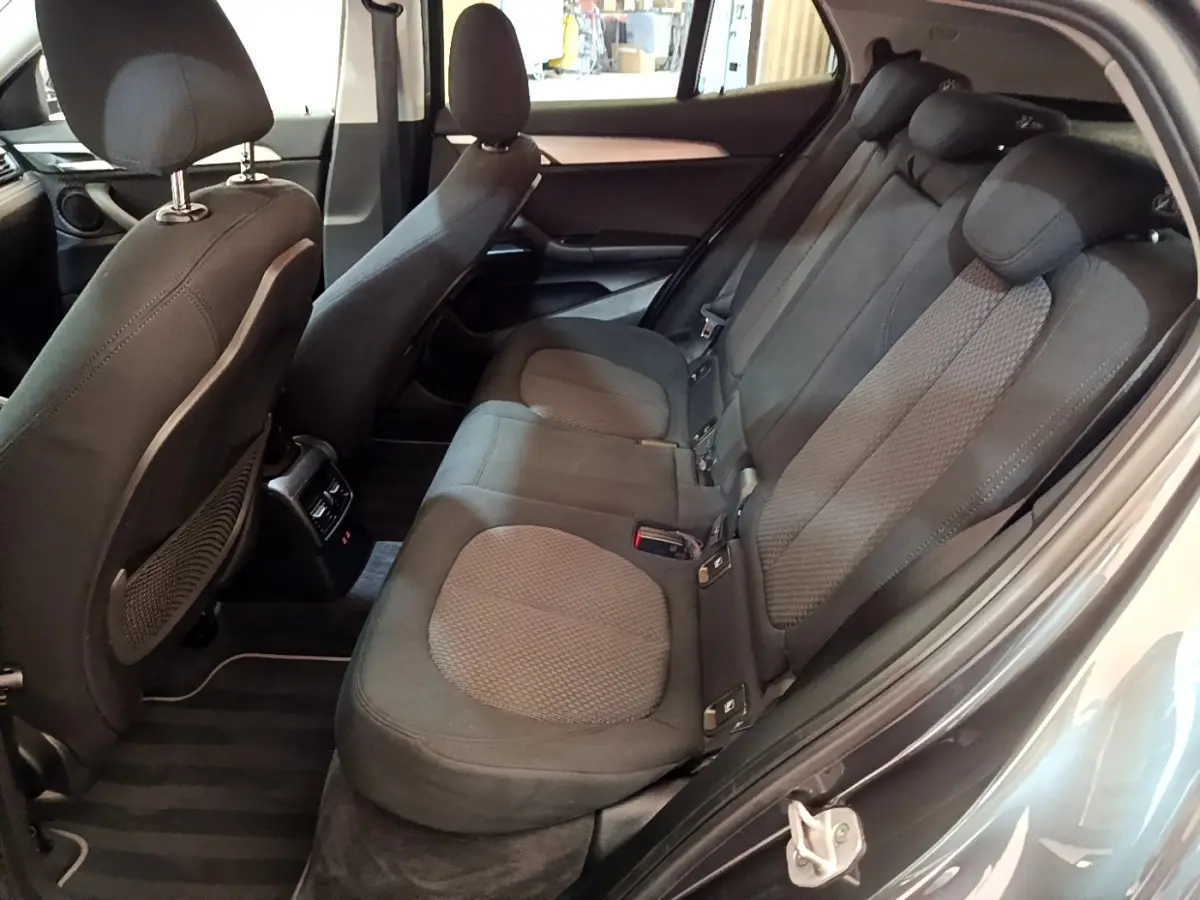 Vue intérieure côté droit des sièges arrière gris foncé de la BMW X2 xDrive25e Business Design 2020.