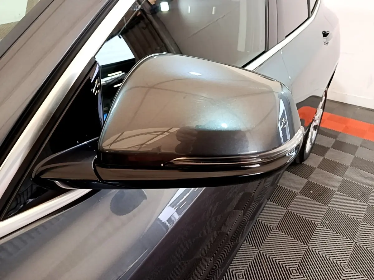 Rétroviseur côté gauche gris métallisé de BMW X2 xDrive25e Business Design 2020, vue rapprochée en intérieur.