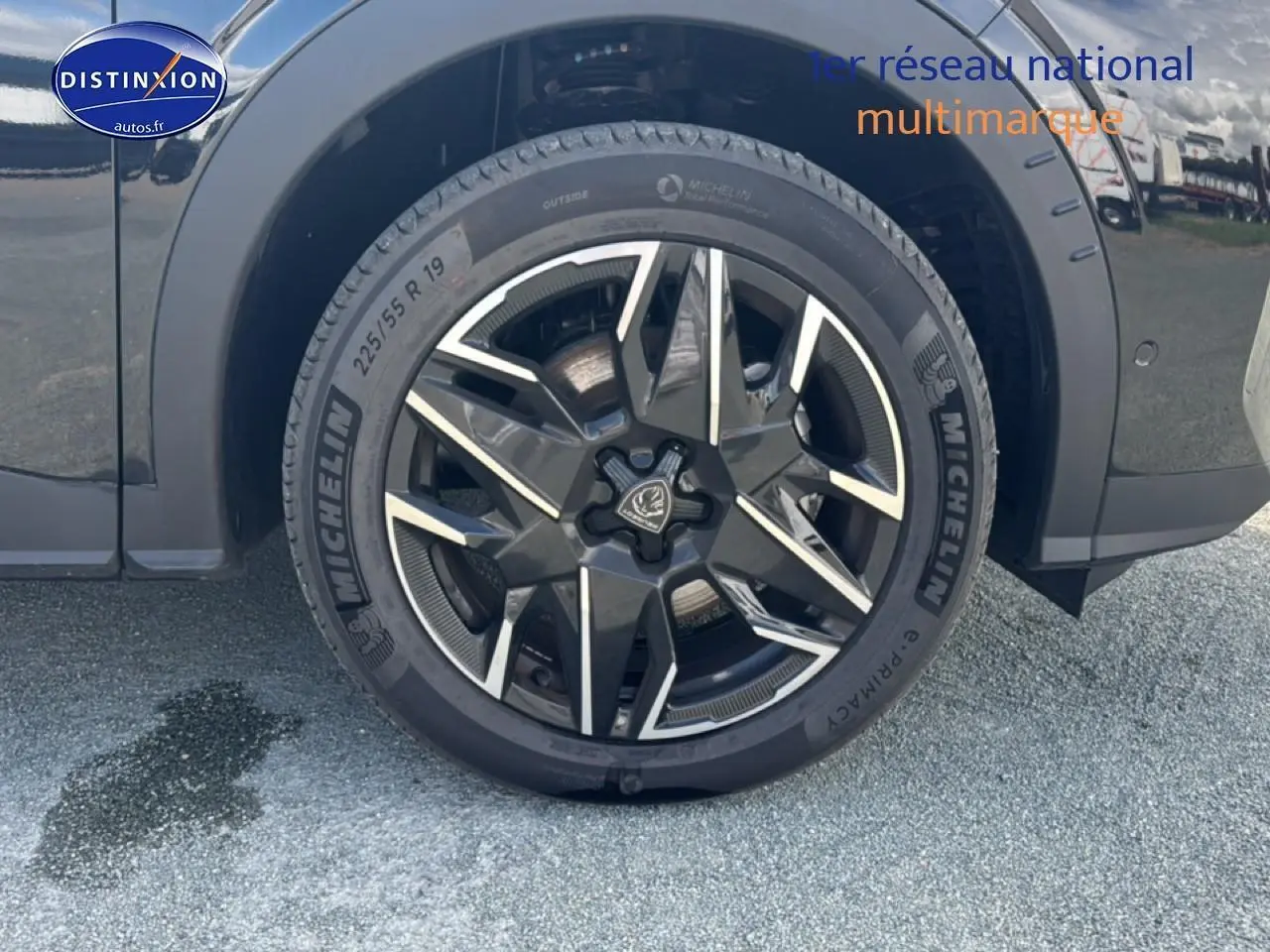 Gros plan sur la jante alu noire et argentée du côté avant droit d’un Peugeot 5008 noir 2025.