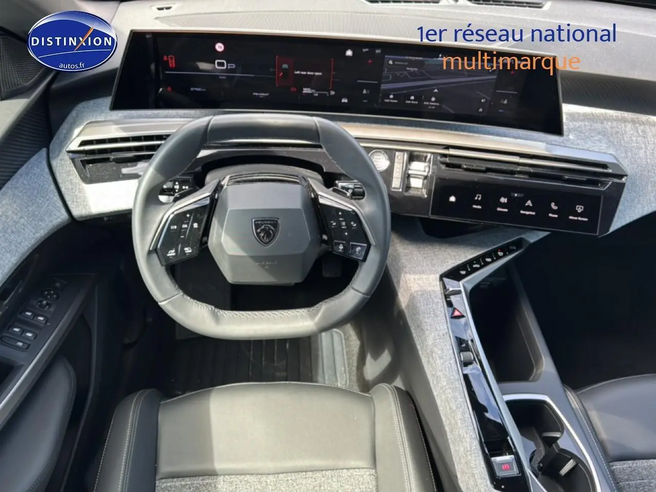 Vue intérieure du poste de conduite du Peugeot 5008 Hybrid 145 allure e-dcs6 2025, volant cuir et double écran numérique.