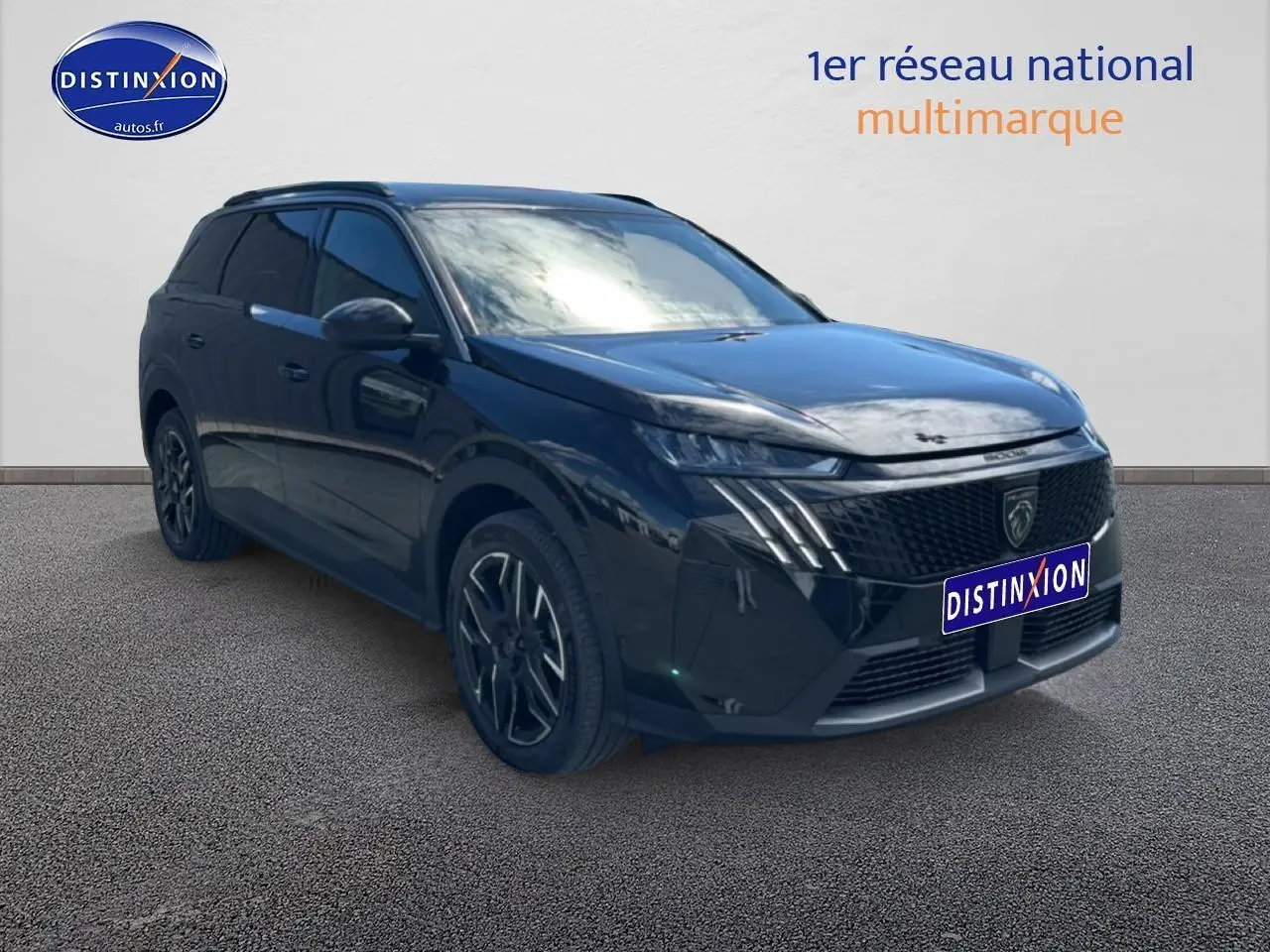 Peugeot 5008 Hybrid 145 allure e-dcs6 noir, vue 3/4 avant droit avec jantes alu et phares LED distinctifs.
