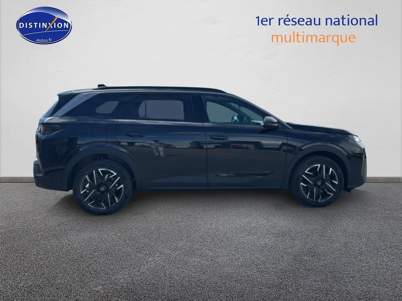 Profil latéral droit du Peugeot 5008 Hybrid 145 allure e-dcs6 noir avec jantes alu et vitres surteintées.