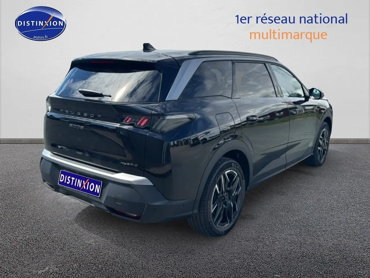 Vue 3/4 arrière droite d'un Peugeot 5008 noir 2025 avec feux arrière LED et jantes alliage distinctives.