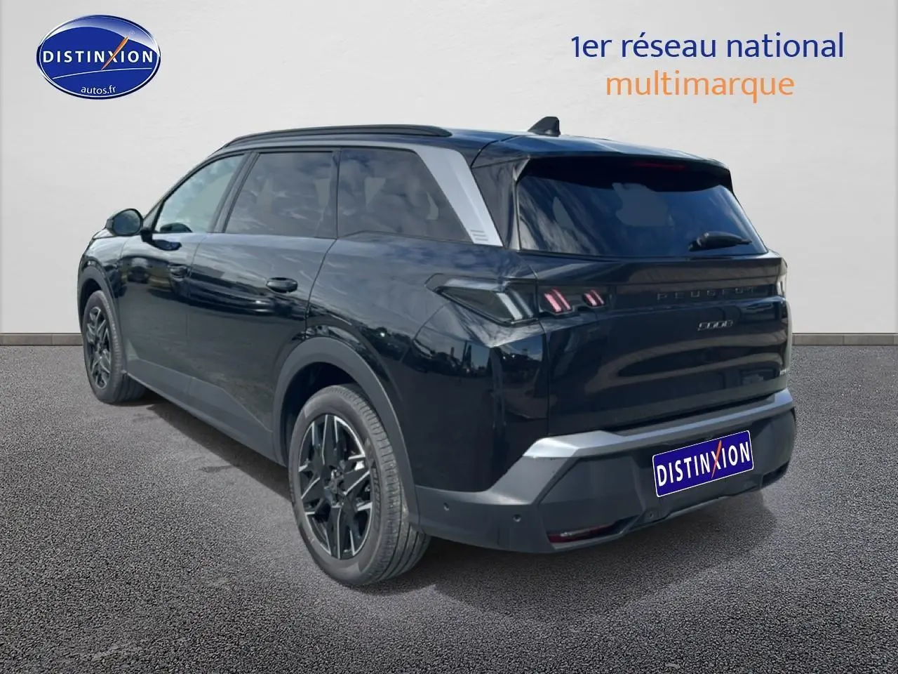 Vue 3/4 arrière droite d’un Peugeot 5008 noir 2025 avec feux arrière LED et jantes alu noires.