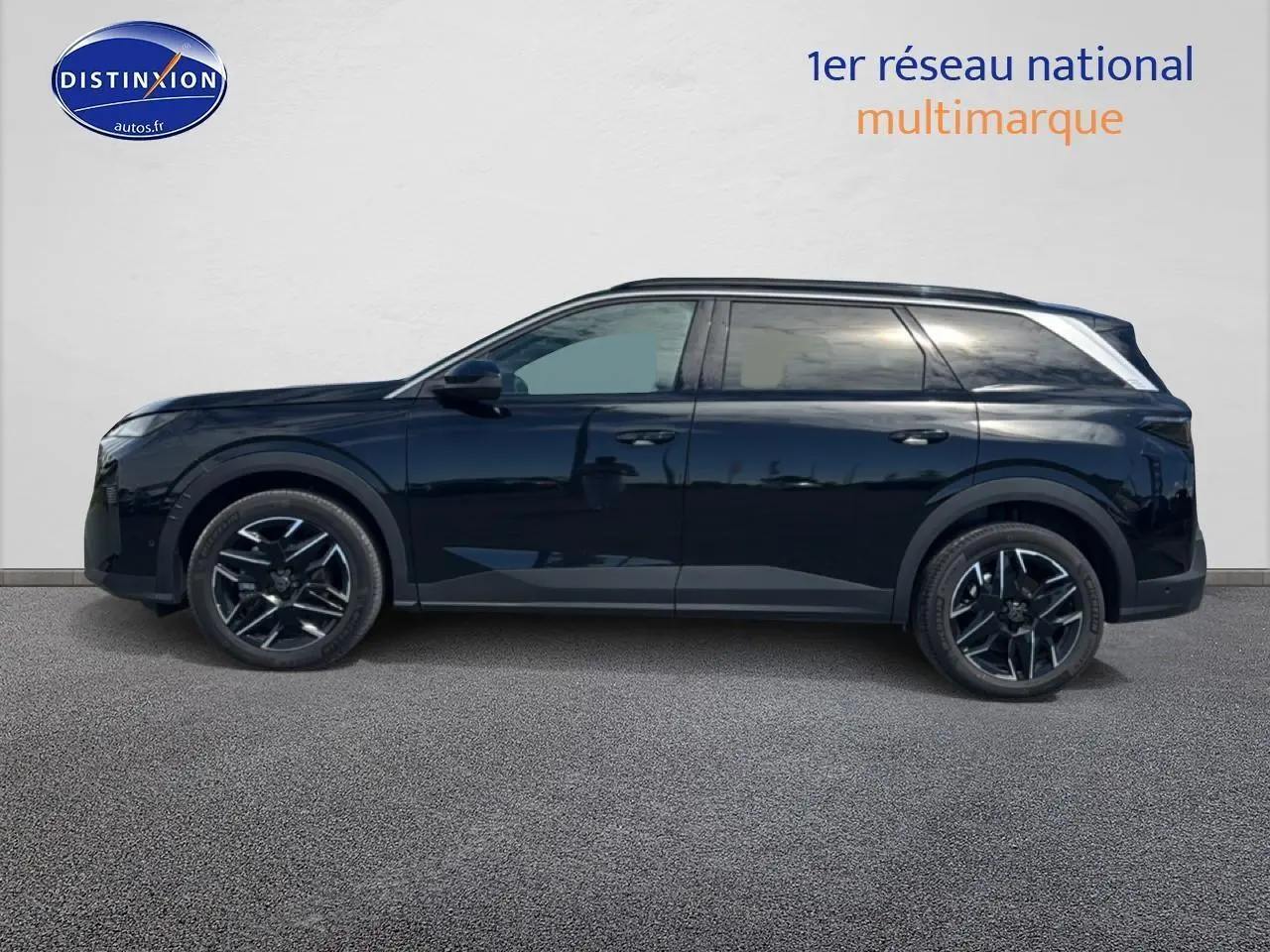 Vue de profil côté gauche du Peugeot 5008 Hybrid 145 allure e-dcs6 noir, avec jantes alu et vitres surteintées.