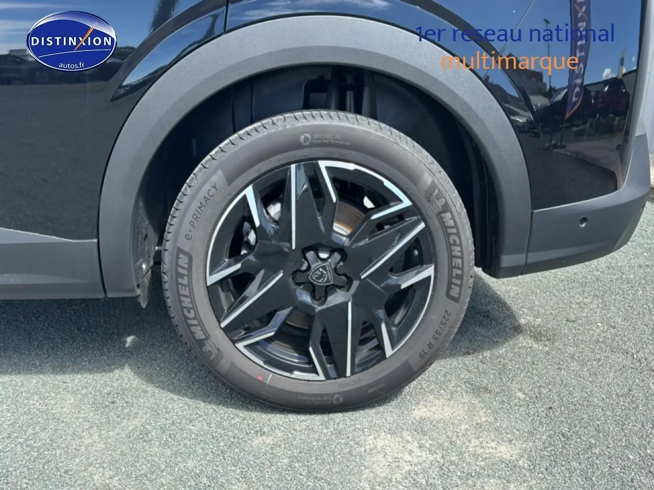 Gros plan sur la roue arrière droite noire avec jante alu au design moderne du Peugeot 5008 Hybrid 145 allure e-dcs6 2025.