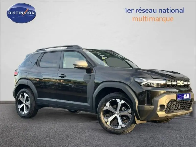 Dacia Duster 1.8 hybrid 155ch Journey noir nacré métallisé en 3/4 avant droit, avec jantes alliage distinctives.