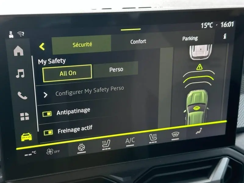 Écran tactile intérieur du Dacia Duster 2025 affichant les réglages de sécurité et assistance à la conduite.