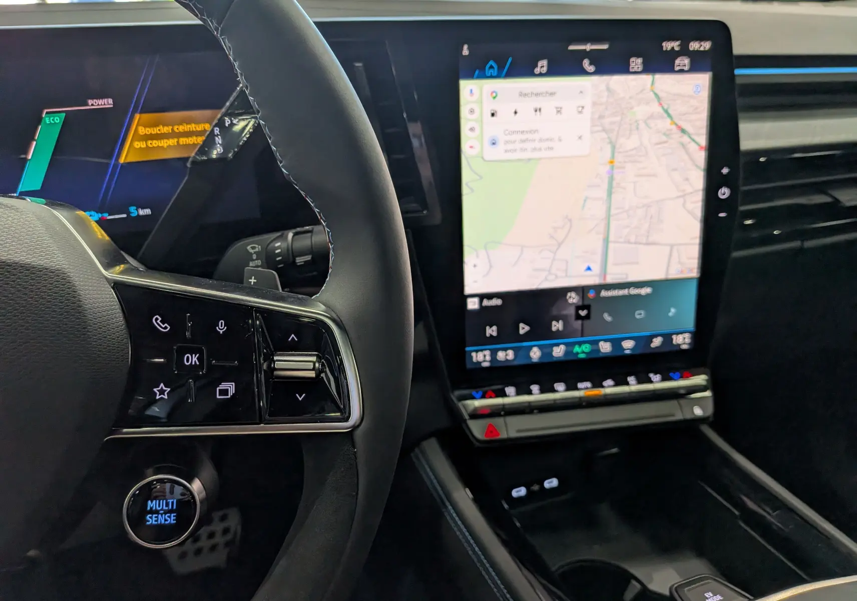 Vue intérieure du tableau de bord et volant du Renault Rafale gris, avec écran tactile central affichant la navigation.