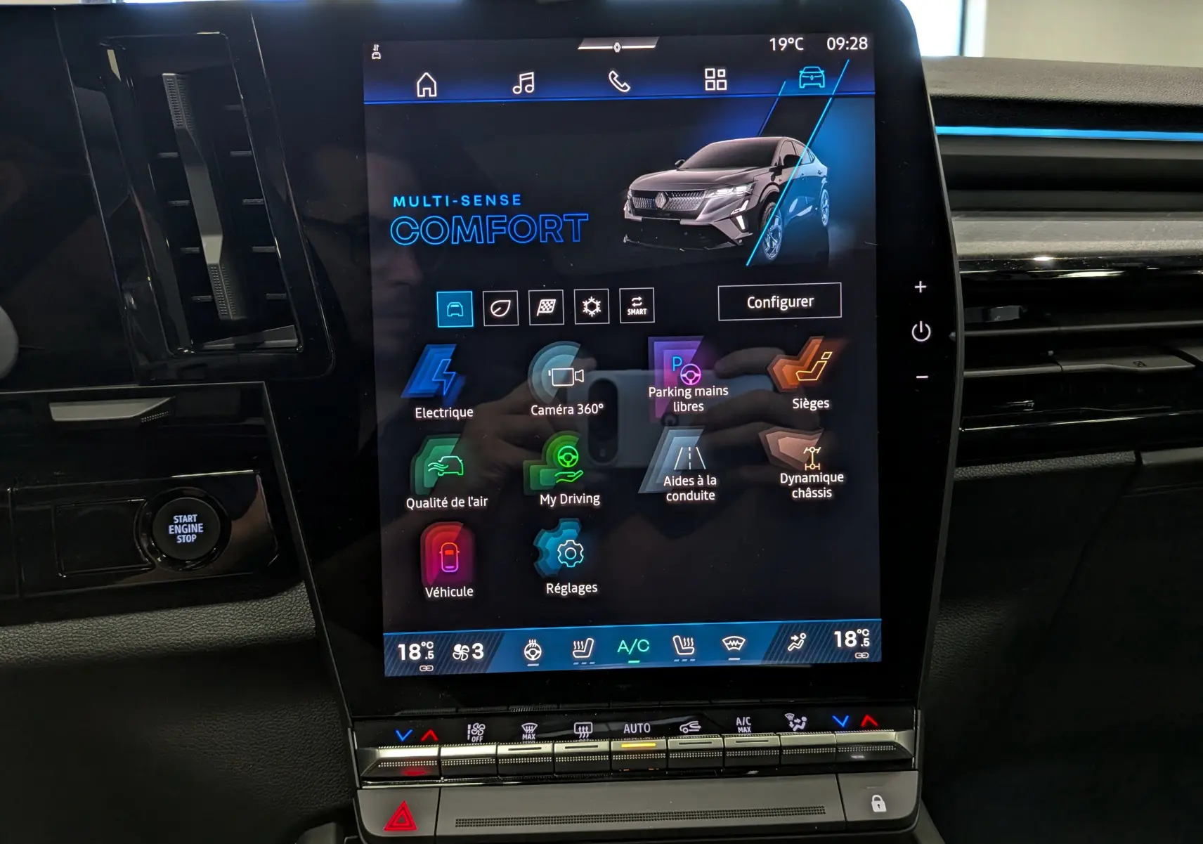 Écran tactile central du Renault Rafale 2026 affichant le mode confort et les options de conduite, intérieur noir avec détails bleus.