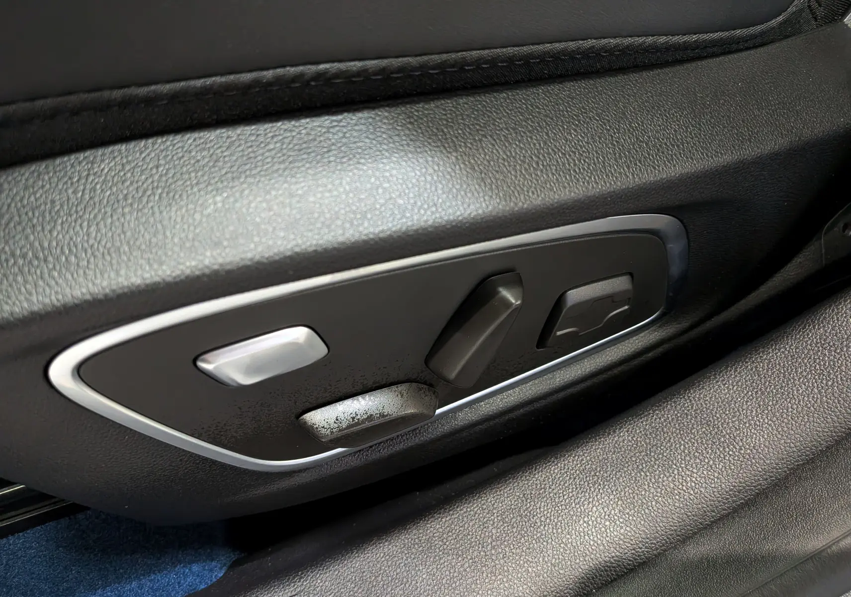 Détail des commandes de réglage électrique du siège en cuir noir dans une Renault Rafale hyper hybrid 2026.