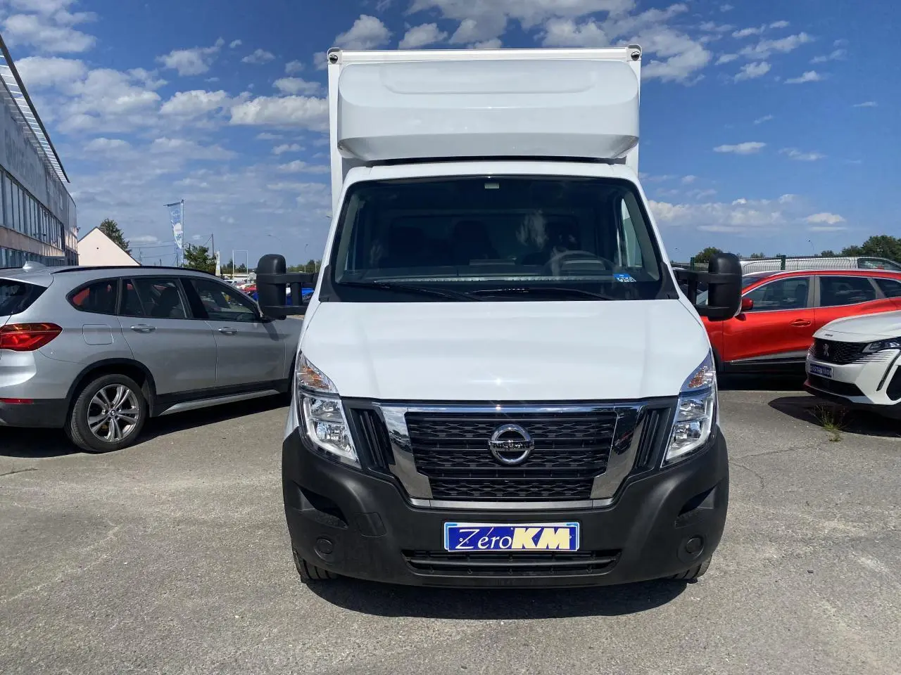 Vue avant d'un utilitaire blanc Nissan Interstar 2022 avec capucine, calandre noire et pare-chocs noir.