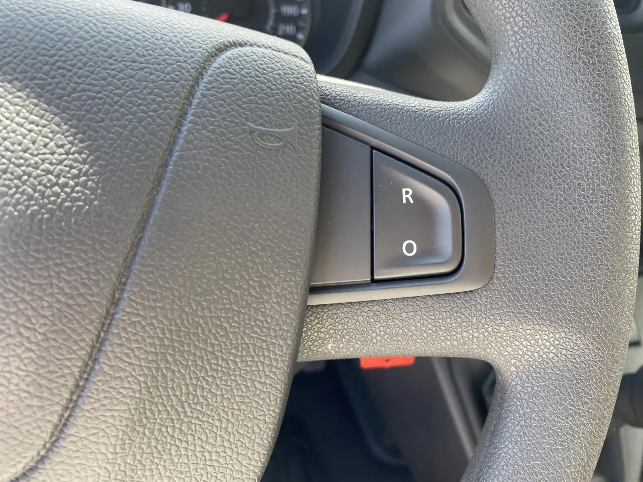 Gros plan sur le volant gris texturé du Nissan Interstar 2022 avec commandes au volant visibles.