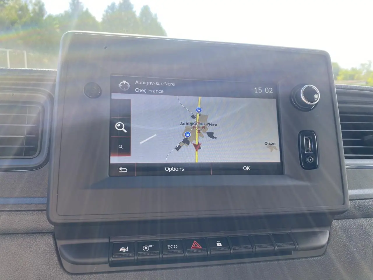 Écran tactile du système de navigation NissanConnect dans un Nissan Interstar blanc, vue intérieure centrée.