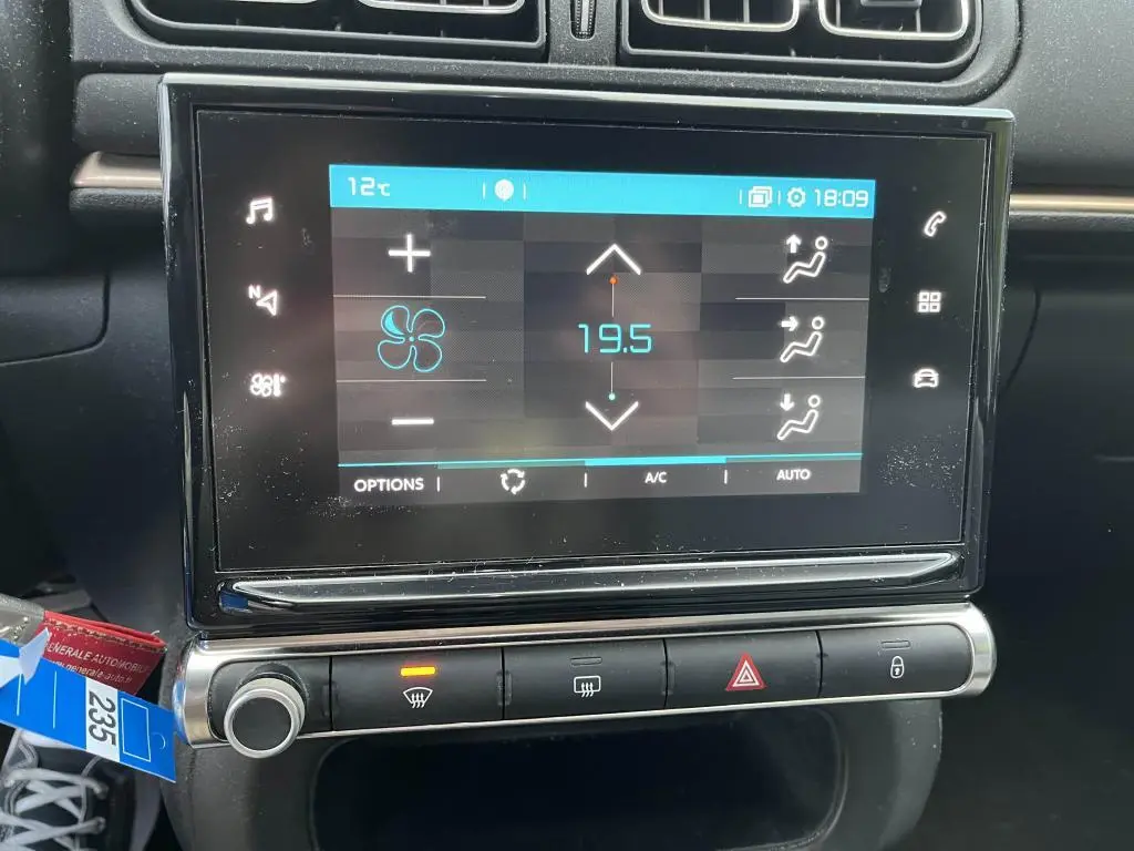 Écran tactile central de la Citroën C3 2019 affichant la climatisation à 19,5°C avec commandes tactiles et boutons en dessous.