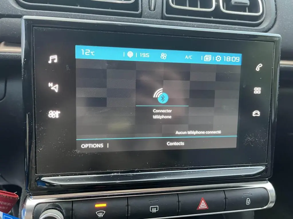 Écran tactile central de la Citroën C3 2019 affichant la connexion Bluetooth dans un intérieur gris foncé.